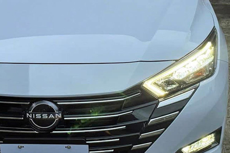 Bảng màu xe Nissan Almera 2025 mới xuất hiện lựa chọn gam xám Gray Sky Pearl mới thay cho màu cam Monarch Orange trước đây. Bộ la-zăng hợp kim 16 inch cũng được làm lại với thiết kế phay xước 2 màu thể thao trên bản cao cấp. Đèn hậu LED dáng mũi tên sắc sảo.