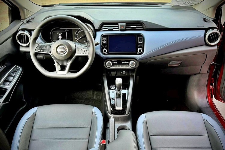 Không gian bên trong New Almera nhận một số điểm mới như mặt táp-lô bọc màu xanh nhạt, vô-lăng D-cut bọc da, gương chiếu hậu dạng không viền. Đồng thời, bổ sung thêm các tiện ích, gồm: bệ tỳ tay cho cả ghế trước và sau, sạc điện thoại không dây, hệ thống kiểm soát hành trình Cruise Control, chìa khóa điều khiển từ xa mới.