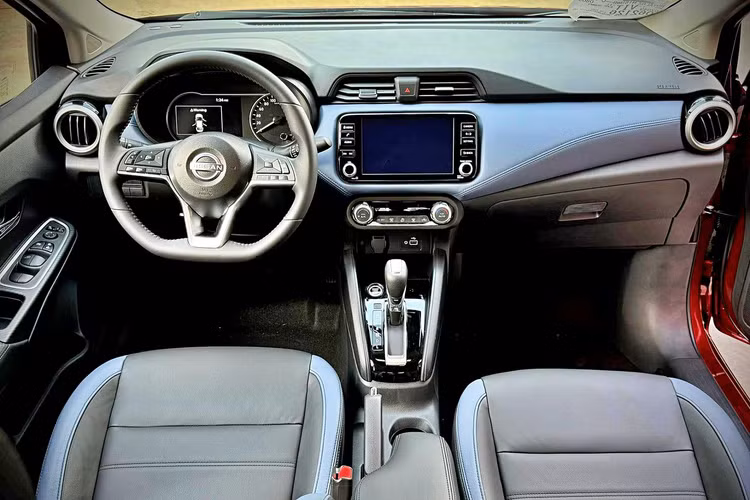 Không gian bên trong New Almera nhận một số điểm mới như mặt táp-lô bọc màu xanh nhạt, vô-lăng D-cut bọc da, gương chiếu hậu dạng không viền. Đồng thời, bổ sung thêm các tiện ích, gồm: bệ tỳ tay cho cả ghế trước và sau, sạc điện thoại không dây, hệ thống kiểm soát hành trình Cruise Control, chìa khóa điều khiển từ xa mới.