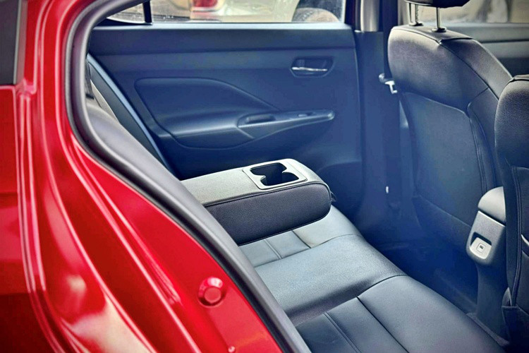 Nissan Almera 2025 tiếp tục sử dụng động cơ xăng 3 xi-lanh, tăng áp, dung tích 1.0L như mô hình tiền nhiệm. Cỗ máy xăng cho công suất tối đa 100 mã lực và mô-men xoắn cực đại 152 Nm. Kết nối với đó là hộp số tự động vô cấp CVT.