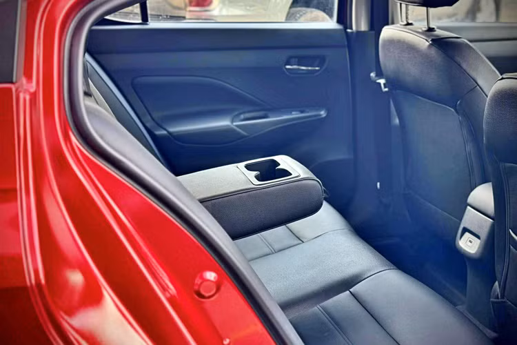 Nissan Almera 2025 tiếp tục sử dụng động cơ xăng 3 xi-lanh, tăng áp, dung tích 1.0L như mô hình tiền nhiệm. Cỗ máy xăng cho công suất tối đa 100 mã lực và mô-men xoắn cực đại 152 Nm. Kết nối với đó là hộp số tự động vô cấp CVT.