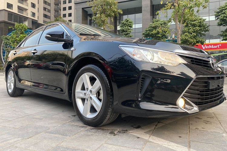 Camry 2.5Q sở hữu động cơ 2.5 lít mạnh hơn, công suất 209 mã lực, hộp số tự động 6 cấp. Khi ra mắt tại Việt Nam vào năm 2017, giá xe Toyota Camry 2.5Q bán ra là 1,302 tỷ đồng. Chiếc xe trong bài viết này hiện đang được chủ nhân chào bán trên chợ xe cũ với mức hơn 900 triệu đồng, xe cạnh tranh với Honda Accord, Mazda6 tại Việt Nam.