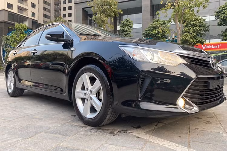 Camry 2.5Q sở hữu động cơ 2.5 lít mạnh hơn, công suất 209 mã lực, hộp số tự động 6 cấp. Khi ra mắt tại Việt Nam vào năm 2017, giá xe Toyota Camry 2.5Q bán ra là 1,302 tỷ đồng. Chiếc xe trong bài viết này hiện đang được chủ nhân chào bán trên chợ xe cũ với mức hơn 900 triệu đồng, xe cạnh tranh với Honda Accord, Mazda6 tại Việt Nam.