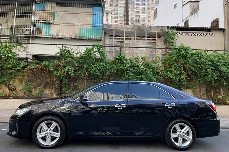 Ngoài ra Camry 2018 còn trang bị cảm biến lùi, hệ thống kiểm soát lực kéo TRC, hệ thống hỗ trợ khởi hành ngang dốc HAC, hệ thống chống bó cứng phanh ABS, phân phối lực phanh điện tử EBD, hỗ trợ lực phanh khẩn cấp BA, cân bằng điện tử VSC, móc cài ghế trẻ em. 