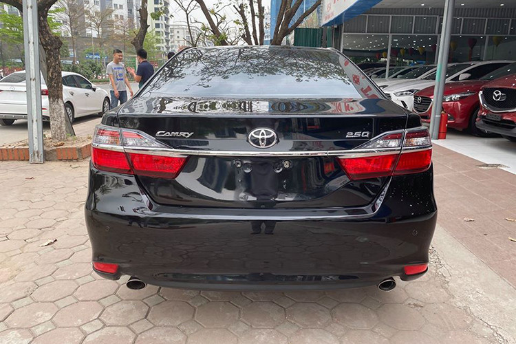 Ở phía sau mẫu xe cụm đèn hậu sử dụng bóng đèn LED, nắp ca-pô dang bo tròn mang tính trẻ trung và trang nhã. Đèn xi nhan của cả ba phiên bản cũng được tích hợp vào cản trước của xe góp phần tạo nên thiết kế đầu xe sang trọng hơn. Bộ mâm xe làm bằng hợp kim sáng kích thước 17 inch, đi cùng lốp có kích thước 215/55-R17.