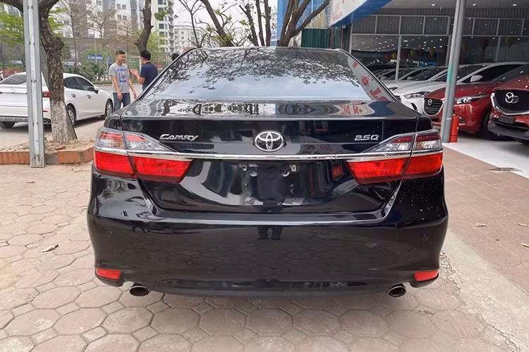 Ở phía sau mẫu xe cụm đèn hậu sử dụng bóng đèn LED, nắp ca-pô dang bo tròn mang tính trẻ trung và trang nhã. Đèn xi nhan của cả ba phiên bản cũng được tích hợp vào cản trước của xe góp phần tạo nên thiết kế đầu xe sang trọng hơn. Bộ mâm xe làm bằng hợp kim sáng kích thước 17 inch, đi cùng lốp có kích thước 215/55-R17.