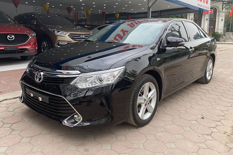 Mẫu xe sedan Toyota Camry 2017 bản nâng cấp từng được giới thiệu tại thị trường Việt vào tháng 10/2017. Camry phiên bản cải tiến vẫn duy trì 3 phiên bản: 2.5Q, 2.5G và 2.0E cùng một số thay đổi về thiết kế nội ngoại thất, đây là mẫu xe được đánh giá có mức bán ra dễ chịu hơn rất nhiều so với các phiên bản trước đây.