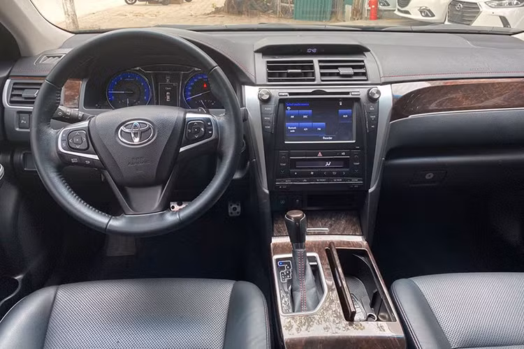 Bên trong nội thất, Camry bản nâng cấp mới 2017 thay đổi thiết kế mặt taplo với các chi tiết ốp gỗ vân carbon cùng các đường chỉ tinh tế tạo cảm giác sang trọng cho chiếc xe. Riêng phiên bản 2.5Q sử dụng thiết kế ghế màu tuỳ chọn mang đến không gian nội thất đẳng cấp cho người sử dụng