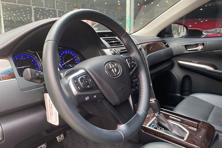 Một số tiện ích trên xe như điều hòa tự động 2 vùng độc lập, màn hình hiển thị trung tâm 10 inch, tiếp theo là màn hình hiển thị thông tin giải trí 8 inch, ghế và các ốp trên bảng đồng hồ táp lô bọc da. Ngoài ra, kính chiếu hậu bên trong có 2 chế độ riêng biệt ngày và đêm, phiên bản 2.5Q có thêm lẫy chuyển số... 