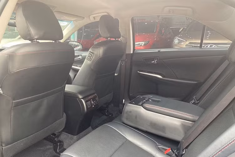 Cảm biến góc giúp xác định vật cản khuất tầm nhìn, phát tín hiệu cảnh báo hỗ trợ người điều khiển đánh lái phù hợp để lùi hoặc đỗ xe an toàn. Một thay đổi nhỏ khác về mức tiêu hao nhiên liệu của xe là mức tiêu hao nhiên liệu trên đường cao tốc của xe tăng từ 5,7 lên 5,8 lít/100 km, do đó mức hỗn hợp cũng tăng từ 7,3 lít lên 7,4 lít/100 km.