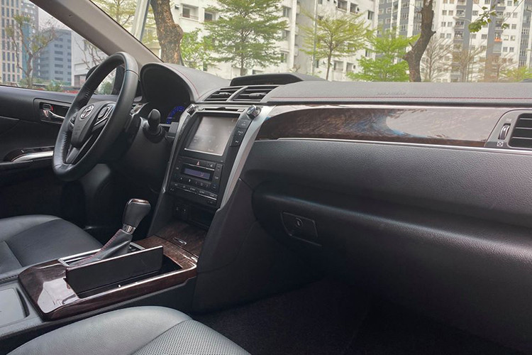 Về tính năng an toàn, tất cả các phiên bản của Toyota Camry phiên bản nâng cấp 2017 đều được trang bị 7 túi khí (2 túi khí trước, 2 túi khí hông bên phía trước, túi khí đầu gối người lái và 2 túi khí rèm) giúp giảm thiểu tối đa chấn thương cho người lái và hành khách trong trường hợp xảy ra va chạm.