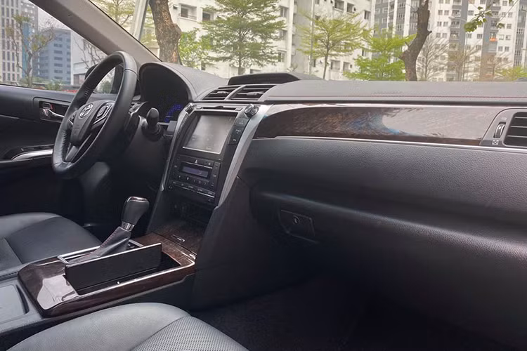 Về tính năng an toàn, tất cả các phiên bản của Toyota Camry phiên bản nâng cấp 2017 đều được trang bị 7 túi khí (2 túi khí trước, 2 túi khí hông bên phía trước, túi khí đầu gối người lái và 2 túi khí rèm) giúp giảm thiểu tối đa chấn thương cho người lái và hành khách trong trường hợp xảy ra va chạm.