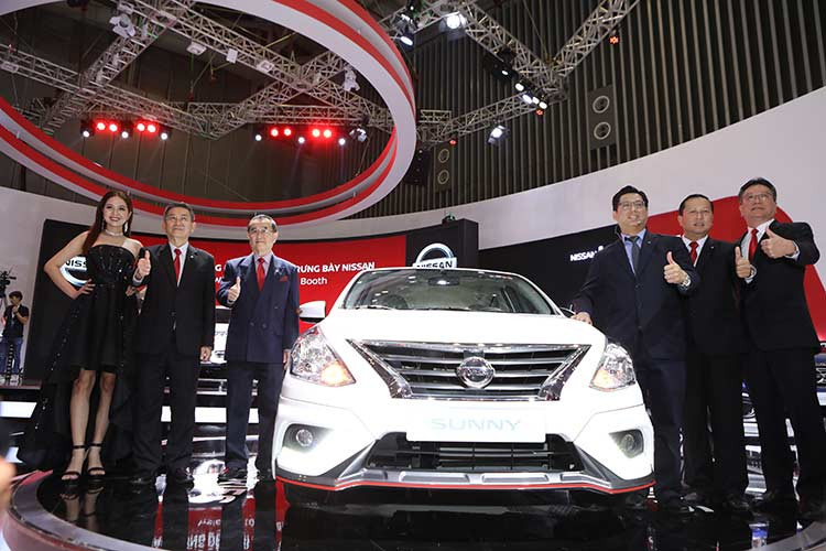 Nissan Sunny Q-series - phiên bản mới lần đầu được giới thiệu tại Việt Nam - trở nên hiện đại, trẻ trung và cao cấp nhờ những thay đổi trong thiết kế với những nâng cấp đáng kể về trang bị. Sở hữu thiết kế mới - Nissan Sunny Q-series trở nên nổi bật và thu hút mọi ánh nhìn. Bên cạnh đó, mâm xe cũng được thiết kế lại để làm tăng sự cá tính và thể thao.