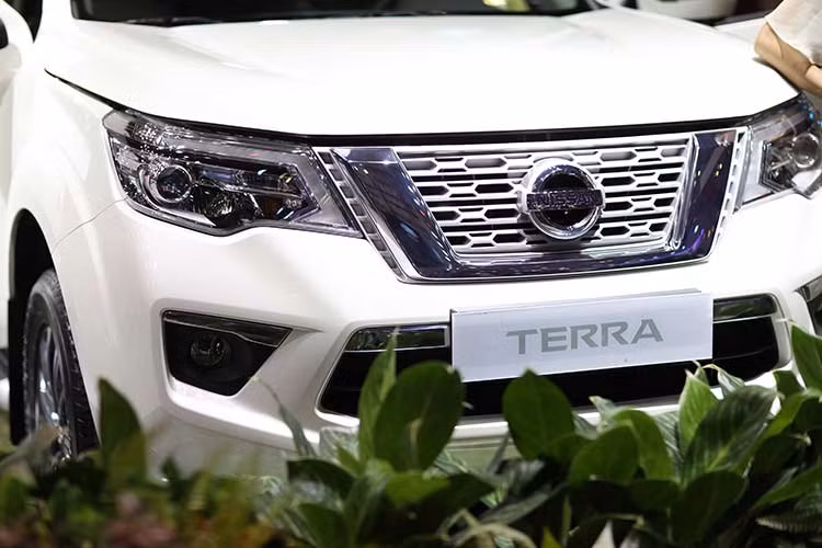 Kế thừa di sản hơn 60 năm dòng xe SUV của Nissan cùng thiết kế mạnh mẽ, gai góc nhưng không kém phần hiện đại và khỏe khoắn, Nissan Terra là sự kết hợp hoàn hảo giữa hiệu suất động cơ mạnh mẽ, sự tiện nghi, rộng rãi cùng công nghệ “Chuyển động thông minh” của Nissan cho phép khách hàng tự tin trải nghiệm mọi hành trình.