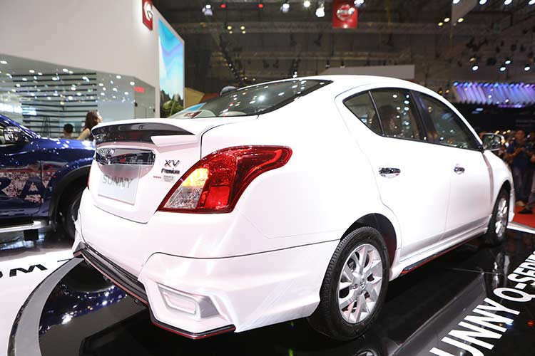 Nội thất của Sunny Q-series mang đến sự sang trọng và hiện đại với thiết kế vô lăng và bảng điều khiển trung tâm hoàn toàn mới, cửa gió kép tăng cường hiệu suất làm mát ở hàng ghế thứ 2 mang lại sự thoải mái cho hành khách ngồi phía sau. Sunny Q-series còn tăng thêm tính tiện nghi bằng chìa khóa thông minh với nút ấn khởi động. Ngoài ra, phiên bản này còn được trang bị thêm hàng loạt những tính năng an toàn mới...