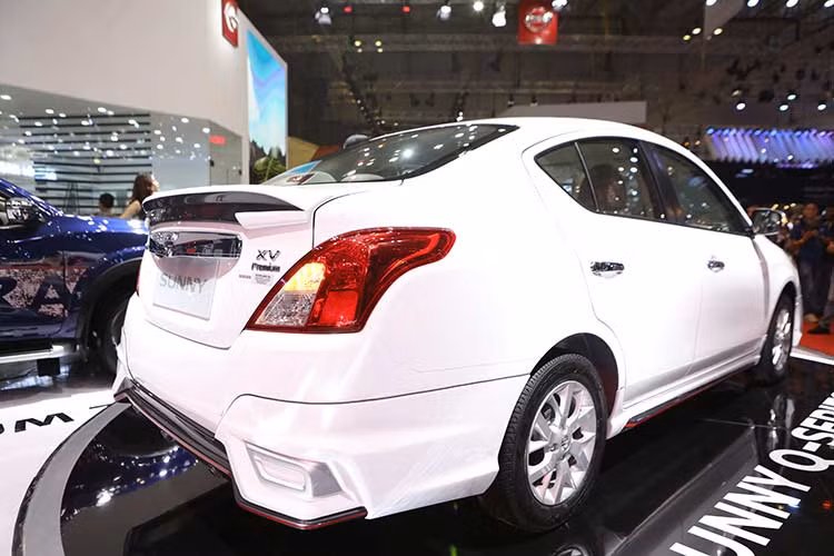 Nội thất của Sunny Q-series mang đến sự sang trọng và hiện đại với thiết kế vô lăng và bảng điều khiển trung tâm hoàn toàn mới, cửa gió kép tăng cường hiệu suất làm mát ở hàng ghế thứ 2 mang lại sự thoải mái cho hành khách ngồi phía sau. Sunny Q-series còn tăng thêm tính tiện nghi bằng chìa khóa thông minh với nút ấn khởi động. Ngoài ra, phiên bản này còn được trang bị thêm hàng loạt những tính năng an toàn mới...