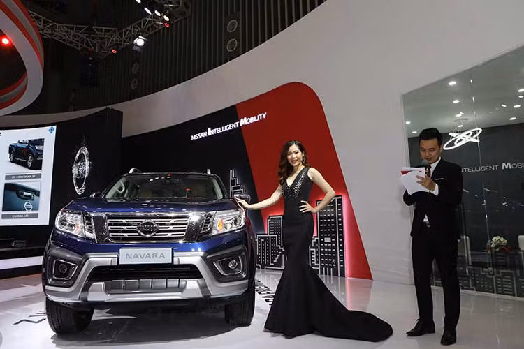 Tiếp bước thành công của những phiên bản đã từng ra mắt tại thị trường Việt Nam, tại VMS 2018 lần này, Nissan Việt Nam tiếp tục giới thiệu Nissan Navara phiên bản cao cấp với tên gọi Premium Z được cải tiến về thiết kế cùng những trang bị tiện ích hiện đại giúp những người sở hữu thể hiện bản lĩnh và sự khác biệt.