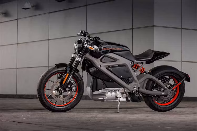 Sau một loạt các thông tin không tốt như đóng cửa nhà máy, doanh số tụt giảm,... Mới đây, Matthew Levatich – CEO của thương hiệu xe cơ bắp Mỹ đã hé lộ thông tin xác nhận mẫu môtô điện Harley-Davidson LiveWire từng được giới thiệu sẽ chính thức lên sóng trong 18 tháng nữa.