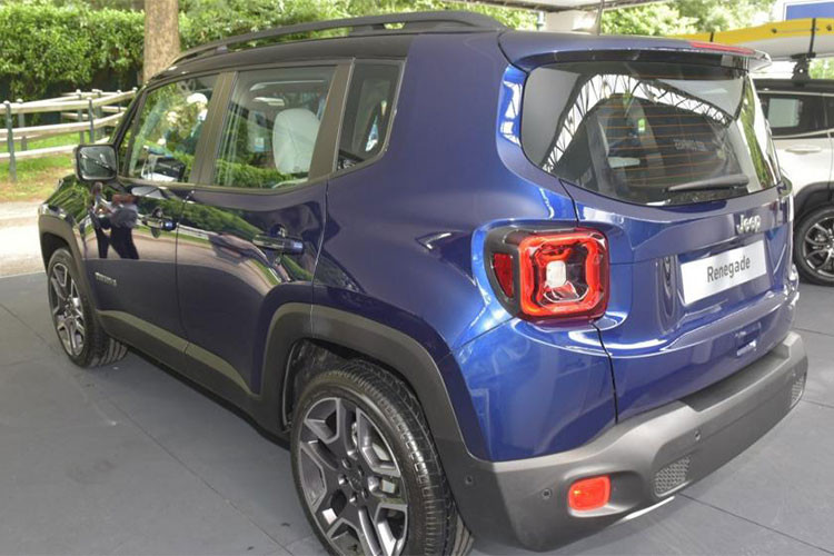Khác với phần đầu, những thay đổi ở đuôi xe cũng rất khó nhận ra - cụ thể Jeep Renegade phiên bản nâng cấp 2019 chỉ được bổ sung cụm đèn hậu cải tiến và cửa khoang hành lý có thêm tay nắm để mở ra.