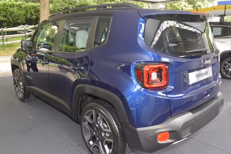 Khác với phần đầu, những thay đổi ở đuôi xe cũng rất khó nhận ra - cụ thể Jeep Renegade phiên bản nâng cấp 2019 chỉ được bổ sung cụm đèn hậu cải tiến và cửa khoang hành lý có thêm tay nắm để mở ra.
