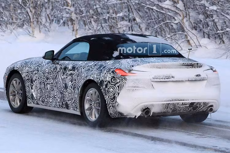 Xe có phần đầu dài thấp và rộng, lưới tản nhiệt hình quả thận đặc trưng của BMW với thiết kế hiện đại, đèn pha LED được bố trí hai tầng đặt cạnh nhau, phần cản trước có thiết kế góc cạnh thể thao với đèn sương mù LED.