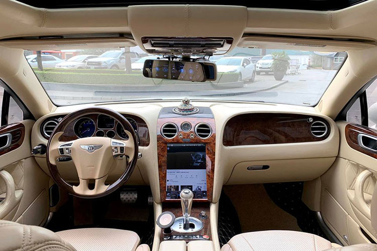 Bên trong nội thất của chiếc Bentley Continental Flying Spur đời 2009 này được bọc da màu sáng với điểm nhấn là nhiều chi tiết ốp gỗ quý hiếm. Một số chi tiết đặc biệt là màn hình giải trí đã được độ lại theo phiên bản 2016, 2 hàng ghế sau độc lập và ngăn cách với nhau bằng một bảng điều khiển kéo dài được bọc da và phía mặt trên ốp gỗ.