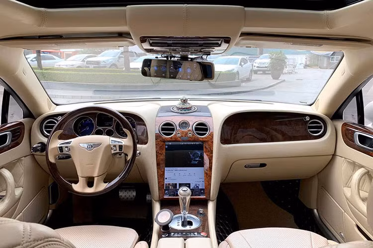 Bên trong nội thất của chiếc Bentley Continental Flying Spur đời 2009 này được bọc da màu sáng với điểm nhấn là nhiều chi tiết ốp gỗ quý hiếm. Một số chi tiết đặc biệt là màn hình giải trí đã được độ lại theo phiên bản 2016, 2 hàng ghế sau độc lập và ngăn cách với nhau bằng một bảng điều khiển kéo dài được bọc da và phía mặt trên ốp gỗ.