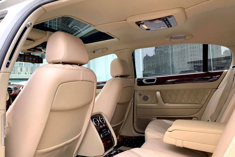 Hàng ghế sau của Bentley Continental Flying Spur thế hệ đầu tiên cũng có điều hoà riêng, bàn làm việc bằng gỗ. Ghế ngồi với logo Bentley thêu trên tựa đầu ghế, phần lưng ghế với chỉ khâu hình quả trám. Các trang bị an toàn của xe dù là đời cũ nhưng vẫn khá hiện đại so với các mẫu xe sang tầm trung hiện nay.