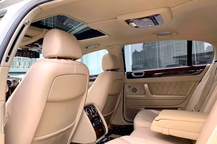 Hàng ghế sau của Bentley Continental Flying Spur thế hệ đầu tiên cũng có điều hoà riêng, bàn làm việc bằng gỗ. Ghế ngồi với logo Bentley thêu trên tựa đầu ghế, phần lưng ghế với chỉ khâu hình quả trám. Các trang bị an toàn của xe dù là đời cũ nhưng vẫn khá hiện đại so với các mẫu xe sang tầm trung hiện nay.