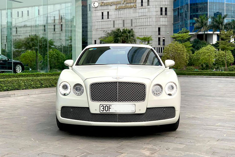 Theo nhiều dân chơi xe, chiếc xe siêu sang Bentley Continental Flying Spur cũ này sau khi đã được nâng cấp lên body kit của bản 2016 khiến nó bắt mắt và hiện đại hơn so với nguyên bản. Đặc biệt là mức giá chỉ khoảng tầm hơn 2,6 tỷ đồng cũng khá phù hợp với các doanh nhân trẻ thành đạt hiện nay.