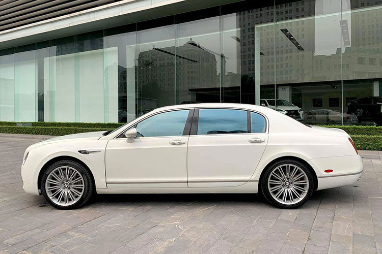 Đây chính là một trong những chiếc Bentley Continental Flying Spur đời đầu tại Việt Nam. Nếu cách đây khoảng hơn 10 năm giá xe Bentley Continental Flying Spur khoảng trên 10 tỷ đồng, tuy nhiên hiện tại trên thị trường xe siêu sang cũ nó đã "hạ nhiệt" khá nhiều nhưng cũng không hề lạc hậu hay lỗi mốt so với các đàn em cùng tên.