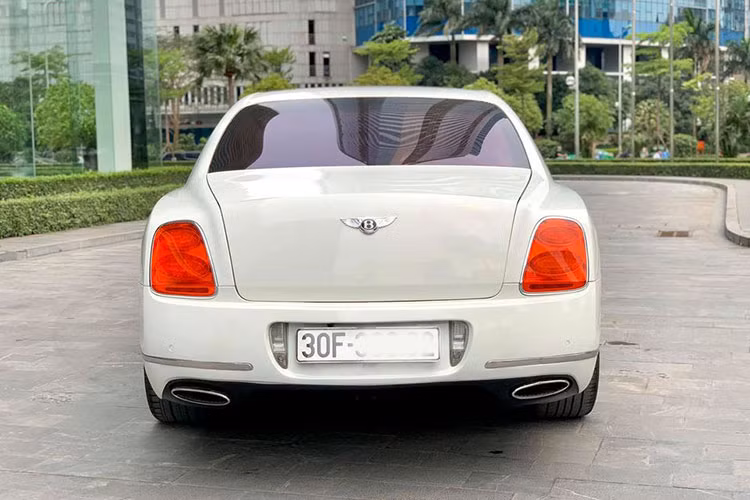 Bentley Continental Flying Spur sử dụng khối động cơ W12 dung tích 6.0 lít, sản sinh công suất cực đại 552 mã lực. Xe có khả năng tăng tốc từ 0-100 km/h trong vòng 5 giây và có tốc độ tối đa là 320 km/h. Giá xe Bentley Continental Flying Spur những phiên bản đời cũ tại Việt Nam hiện được chào bán khoảng từ hơn 2 tỷ đồng đến hơn 10 tỷ, tuỳ vào năm sản xuất và tình trạng xe.