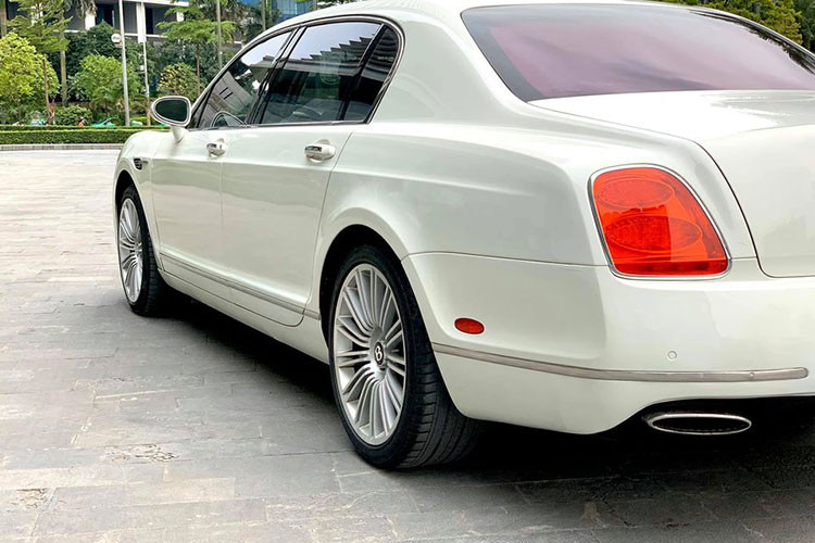 Phần đuôi xe nổi bật với cụm đèn dạng LED đi kèm đèn phanh phụ thứ 3 trải dài hết mép kính sau. Cặp ống xả nằm sâu ở dưới cản sau của xe đường viền được mạ crôm sáng bóng, đi kèm là logo đặc trung của hãng gắn trên nắp cốp sau tương tự như phía trước của xe