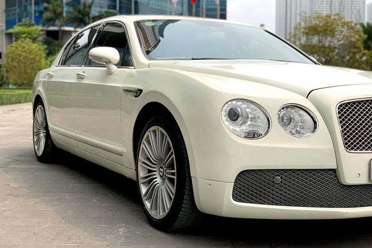 Chiếc xe siêu sang Bentley Continental Flying Spur trong bài viết này thuộc phiên bản 2009, đăng ký biển số Hà Nội. Hiện nó đang được chủ nhân chào bán khoảng hơn 2,6 tỷ đồng, người bán còn khẳng định con số phía sau mức "hơn" dành cho người mua có như không.