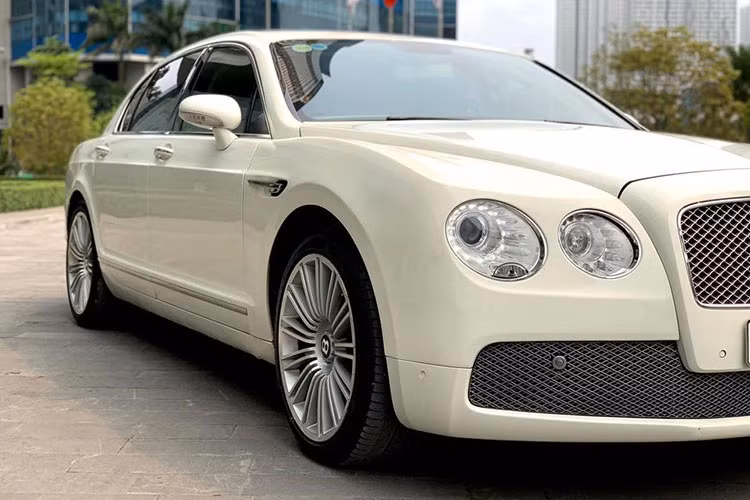 Chiếc xe siêu sang Bentley Continental Flying Spur trong bài viết này thuộc phiên bản 2009, đăng ký biển số Hà Nội. Hiện nó đang được chủ nhân chào bán khoảng hơn 2,6 tỷ đồng, người bán còn khẳng định con số phía sau mức "hơn" dành cho người mua có như không.