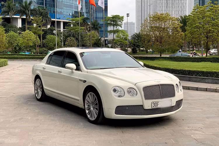 Những chiếc xe siêu sang Bentley Continental Flying Spur hiện đã lăn bánh khá nhiều tại thị trường Việt Nam. Đáng chú ý là những phiên bản đời đầu và cũ cũng không hề nhỏ, chính vì vậy một số chủ nhân đã quyết định tân trang lại ngoại thất thông qua những gói độ bodykit nhằm đem lại sự mới mẻ cho "căn nhà di động" của mình.