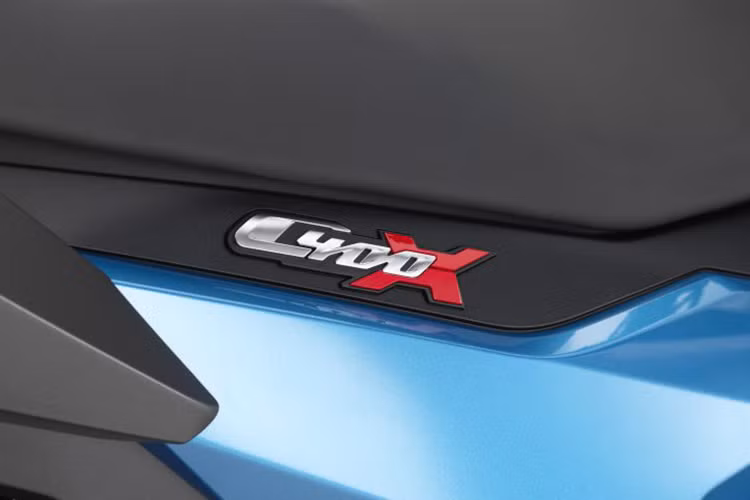 Phía trước C400X cũng có hai hộc chưa đồ nhỏ gọn như chìa khóa, ví tiền và sạc điện thoại thông qua công sạc 12V. Khách hàng còn có thể lựa chọn mua thêm giá chở hàng hai bên và thùng gắn trên ba ga sau. Nhưng điều tạo nên sự vượt trội của C400X so với các đối thủ cùng phân khúc lại là một loạt các công nghệ được trang bị trên xe.