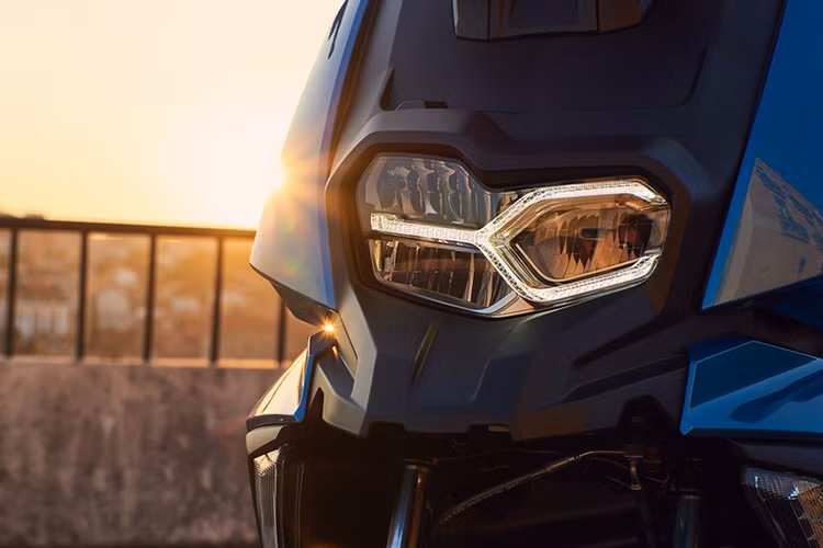 Tổng thể của chiếc xe tay ga mới nhà BMW này mang đậm phong cách thể thao, phần đầu của chiếc xe với điểm nhấn như đầu đèn pha LED có kiểu dáng tương đồng với đầu đèn của mẫu adventure cỡ khủng R1200 GS.