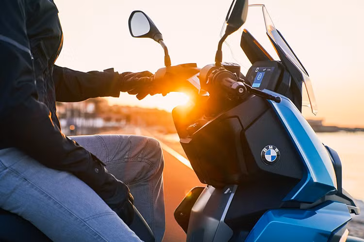 Tác dụng của màn hình này bao gồm truy cập các phương tiện media, gọi điện hay định hướng thông qua app điện thoại Connected của BMW. Ngoài ra, khách hàng cũng có thể lựa chọn trang bị khóa thông minh Keyless go giúp khóa bộ đề, khóa cổ, bình xăng và các hộc chứa đồ trên xe.