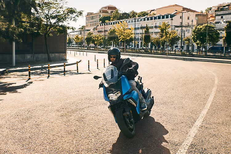 Mẫu xe ga BMW C400X phiên bản mới này cũng được trang bị khối động cơ xy-lanh đơn hoàn toàn mới có dung tích 350cc sản sinh công suất tối đa 34 mã lực và mô-men xoắn cực đại 35Nm, đem lại cho xe khả năng bứt tốc từ 0-100km/h trong 9,5 giây cùng vận tốc tối đa 139km/h.