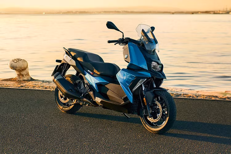 BMW C400 X 2018 được chế tạo dựa trên một khung thép hình ống chắc chắn. Kiểu dáng hết sức bắt mắt và nổi bật nhờ thiết kế góc cạnh xuyên suốt từ trước ra sau xe. Hệ thống treo phía trước sử dụng giảm xóc đôi dạng ống lồng và phía sau là lò xo thép đôi. Sự kết hợp này mang lại cảm giác lái thể thao, thú vị nhưng không ảnh hưởng đến sự êm ái.