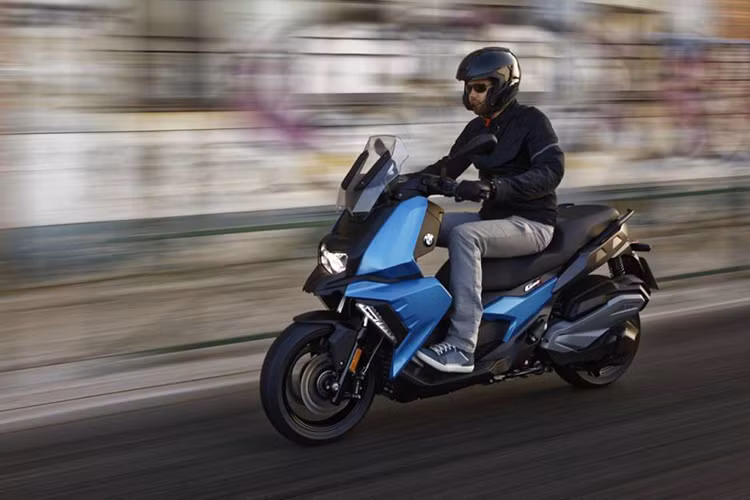 Gia nhập vào gia đình maxi scooter bên cạnh hai người anh C650 GT và C650 Sport, không chỉ sở hữu vẻ ngoài mới mẻ đột phá mà mẫu xe ga BMW C400X mới được trình làng còn mang trên mình hàng loạt các thiết bị điện tử hiện đại. Đặc biệt, xe được thiết kế vô cùng khéo léo để tối ưu hóa dung tích chứa đồ nhằm cạnh tranh ở phân khúc xe ga tầm trung.
