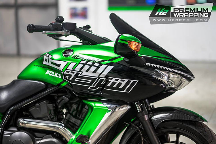 Mới đây, một dân chơi xe môtô ở Sài Gòn đã bất ngờ khoác lên mình chiếc xe Honda DN01 độ này "bộ cánh" theo phong cách cảnh sát Dubai. Các chi tiết bên sườn cũng đuôi xe mang đậm chât siêu xe của những cảnh sát tuần tra tại Dubai, phần đầu xe thêm các chi tiết giống như chú cá mập.