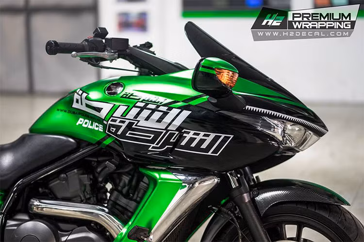 Mới đây, một dân chơi xe môtô ở Sài Gòn đã bất ngờ khoác lên mình chiếc xe Honda DN01 độ này "bộ cánh" theo phong cách cảnh sát Dubai. Các chi tiết bên sườn cũng đuôi xe mang đậm chât siêu xe của những cảnh sát tuần tra tại Dubai, phần đầu xe thêm các chi tiết giống như chú cá mập.