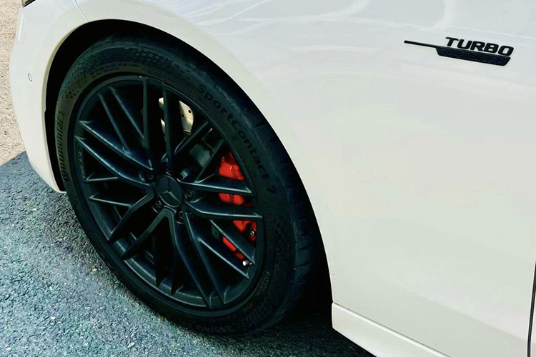 Với bộ tăng áp điện này, động cơ trên Mercedes-AMG C43 4MATIC có thể tạo ra công suất mạnh mẽ lên đến 408 mã lực tại 6.750 vòng/phút và mô-men xoắn cực đại 500 Nm ở dải vòng tua 5.000 vòng/phút, đồng thời có thể bổ sung thêm 14 mã lực (tương đương công suất 10kW) trong thời gian ngắn.