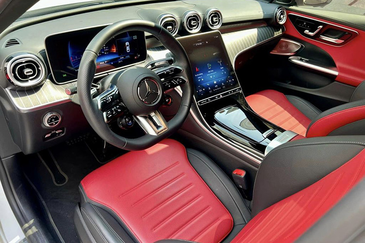 Nội thất Mercedes-AMG C43 4Matic về cơ bản giống C-Class, tuy nhiên một số chi tiết như ghế ngồi, vô lăng… được sửa đổi theo phong cách thể thao AMG. Cụ thể, vô-lăng xe thiết kế dạng đáy phẳng thể thao, tích hợp bộ điều khiển chế độ lái AMG Dynamic Select. Ngoài ra xe còn có hệ thống thông tin giải trí MBUX, ghế ngồi AMG thể thao bọc da. 