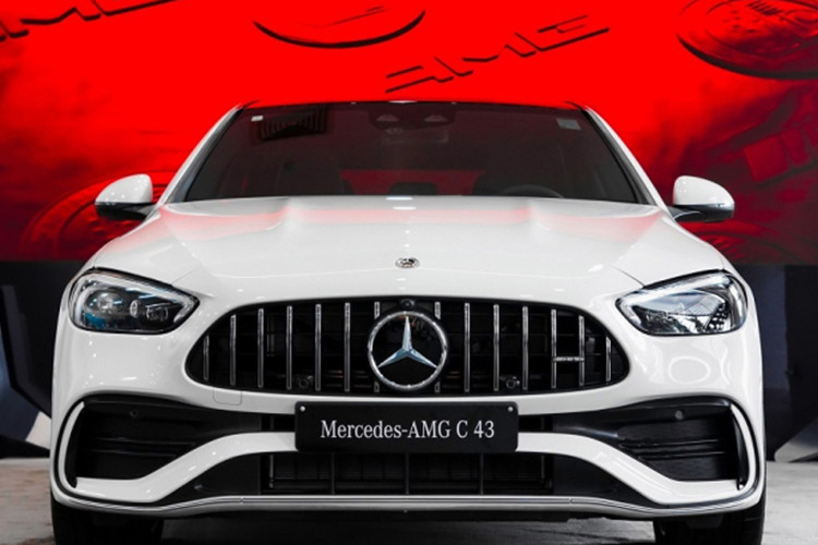 Mức giá xe Mercedes-AMG C43 siêu lướt, sản xuất năm 2023 bất ngờ được rao bán với mức 2,699 tỷ đồng và mới chỉ lăn bánh được 5.500km. Trong khi đó, giá xe Mercedes-AMG C 43 2024 niêm yết chính hãng là 2,96 tỷ đồng. Để có thể lăn bánh trên đường, người dùng phải tốn tới 3,16 tỷ đồng. 