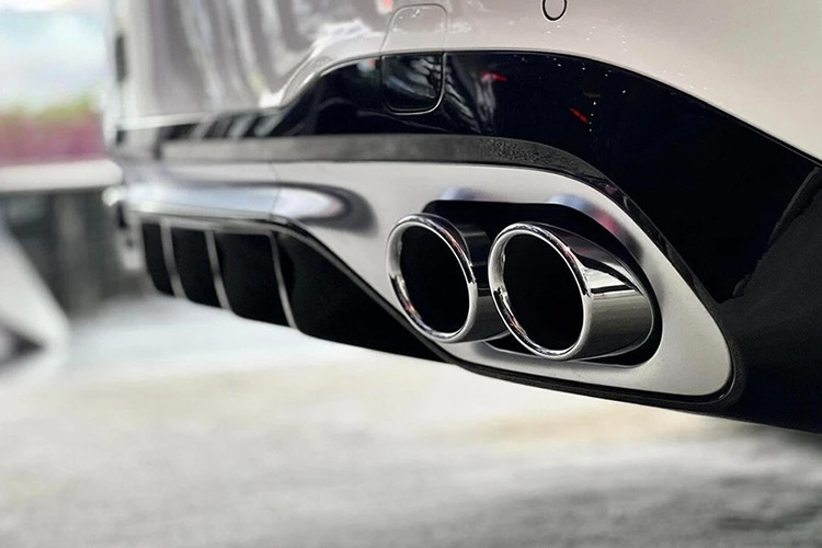 Sinh ra từ đường đua, đây là mẫu xe AMG thương mại đầu tiên trên thế giới áp dụng công nghệ tăng áp điện thừa hưởng từ xe đua F1. Mercedes-AMG C43 4MATIC có thể tăng tốc từ 0-100 km/h chỉ vỏn vẹn trong vòng 4,6 giây. Tốc độ tối đa của C43 4MATIC đạt đến 250 km/h. 