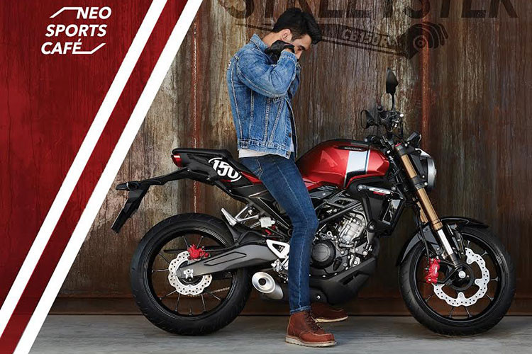 Mới đây, mẫu xe môtô naked-bike cỡ nhỏ mang dáng vẻ Neo Sport Cafe nhỏ nhất của Honda đã xuất hiện tại thị trường Thái Lan với sự đón nhận nồng nhiệt của giới biker nước bạn. Ngay sau đó, việc chiếc Honda CB150R 2019 mớ&#x1d;i sẽ về Việt Nam được tiên đoán là sẽ rất sớm.