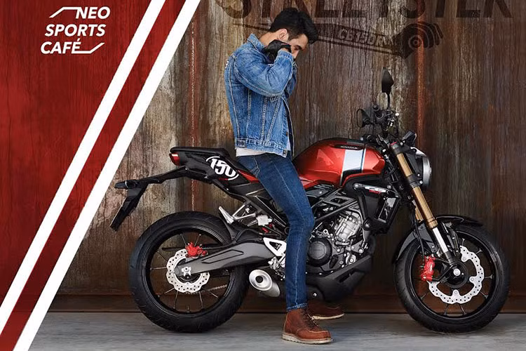 Mới đây, mẫu xe môtô naked-bike cỡ nhỏ mang dáng vẻ Neo Sport Cafe nhỏ nhất của Honda đã xuất hiện tại thị trường Thái Lan với sự đón nhận nồng nhiệt của giới biker nước bạn. Ngay sau đó, việc chiếc Honda CB150R 2019 mới sẽ về Việt Nam được tiên đoán là sẽ rất sớm.